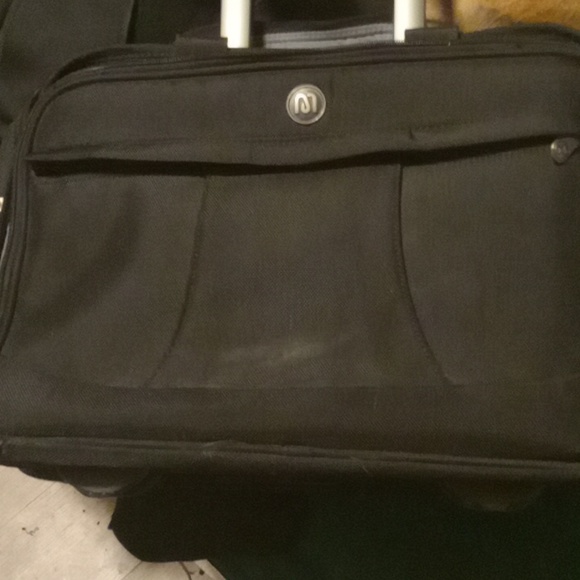 Laptop carry bag with 5 compartments and collapsible handle and wheels - Picture 1 of 5